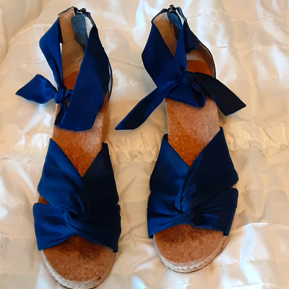 Adorable Ugg navy sandals 6